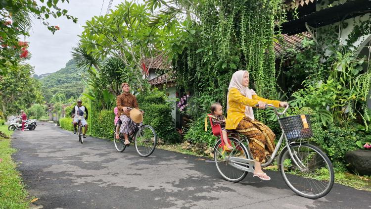 PAKET WISATA SEPEDA BATIK PRAMBANAN